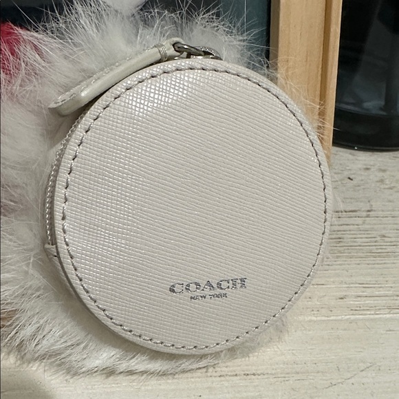 Fluffy White Cat Face Coin Accessory - Picture 7 of 7